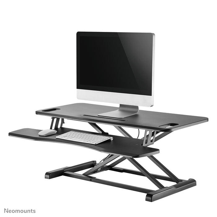 Neomounts zit-sta werkplek, model NS-WS300 zwart, transformeert een standaard werkplek in een gezonde zit-sta werkplek.