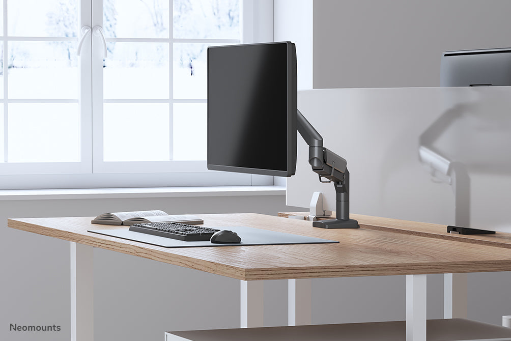 Neomounts DS70-810BL1 full motion monitor bureausteun voor 17-32 inch schermen - Zwart