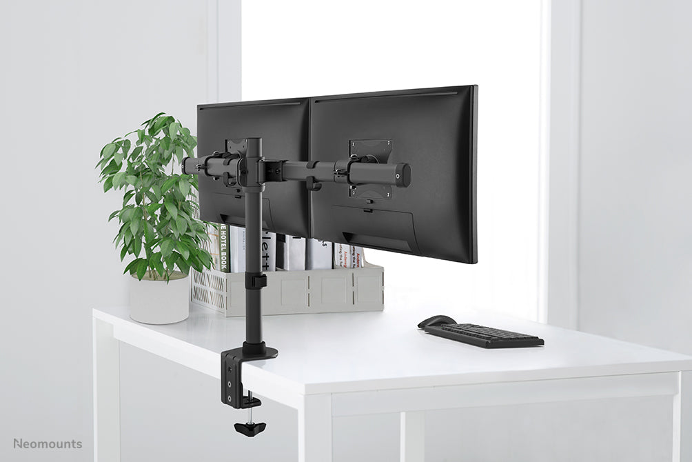 Neomounts FPMA-DCB100D zwart is een crossbar bureausteun voor 2 flat screens t/m 27 inch (69 cm).