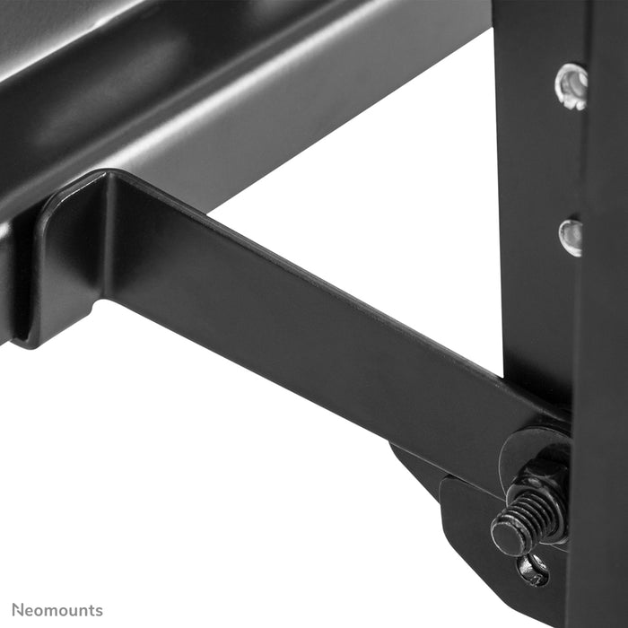 Neomounts LED-VW500black is een vlakke video wall wandsteun voor schermen t/m 75 inch (191 cm).