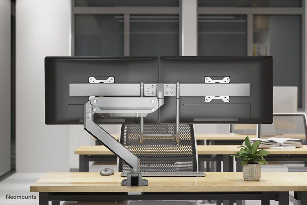 Neomounts NM-D775DXSILVER is een gasgeveerde bureausteun met crossbar en hendel voor flat screens t/m 32 inch (81 cm).
