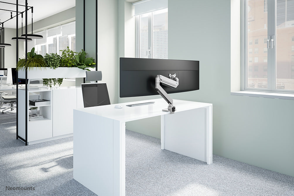 Neomounts NM-D775 zilverPLUS is een gasgeveerde bureausteun voor curved monitors t/m 49 inch (124 cm) - Zilver