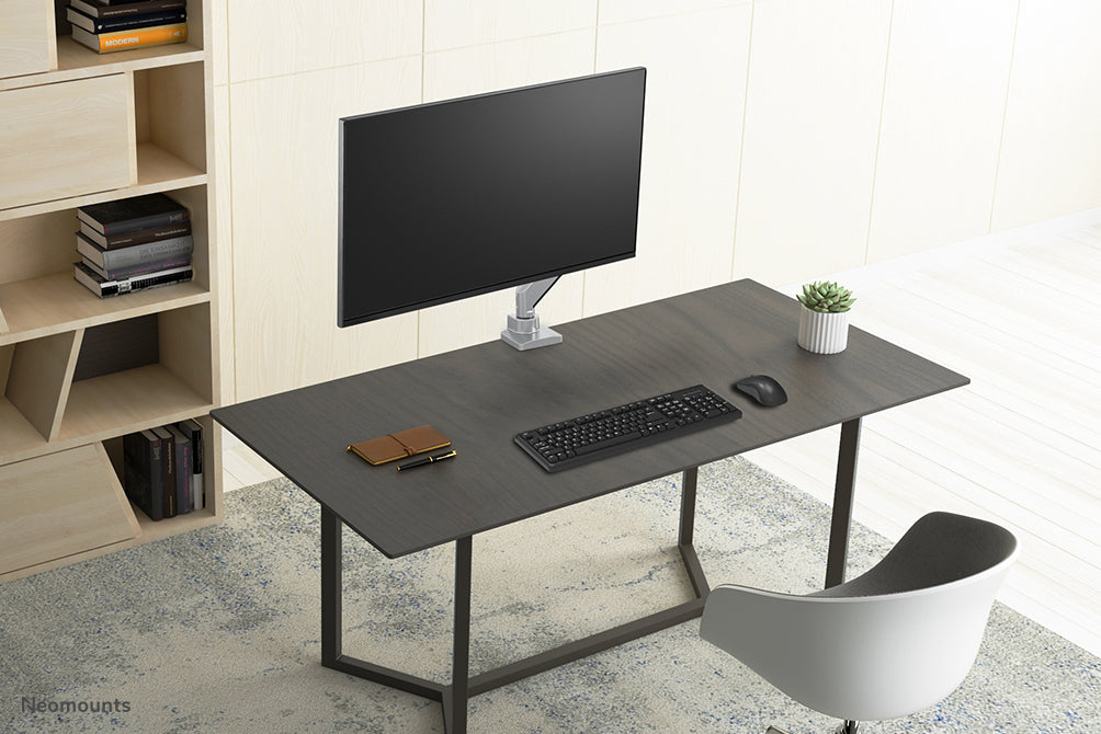 Neomounts NM-D775 zilver is een gasgeveerde bureausteun voor flat screens t/m 32 inch (81 cm) - Zilver