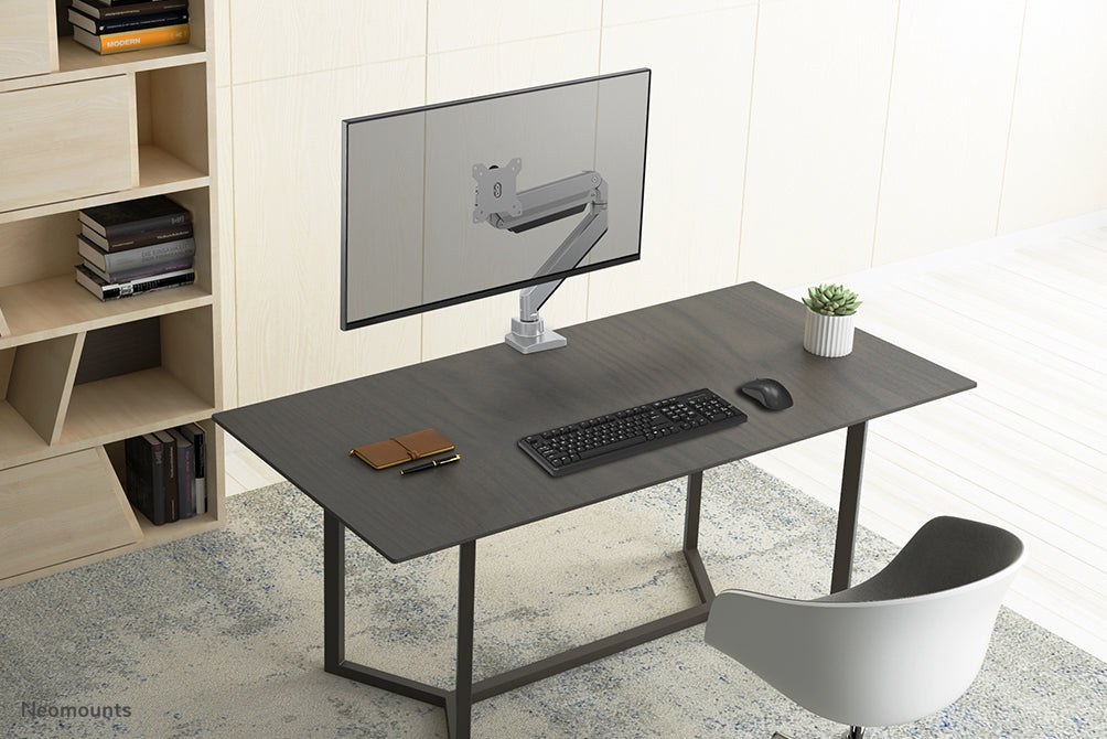 Neomounts NM-D775 zilver is een gasgeveerde bureausteun voor flat screens t/m 32 inch (81 cm) - Zilver