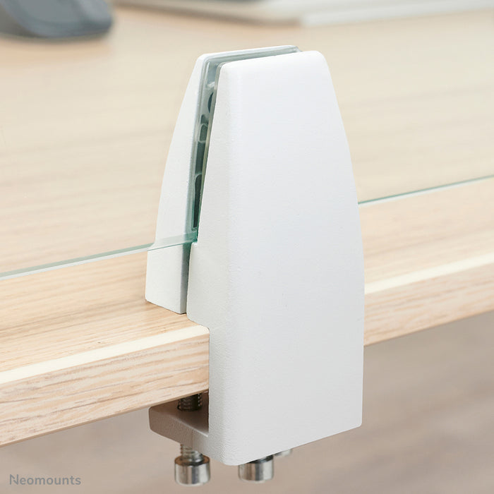 Neomounts NS-GLSPROTECT140 is een duurzaam glazen scherm van 138 cm dat afstandsbescherming biedt op de werkvloer - Gehard, transparant glas, 100% recyclebaar