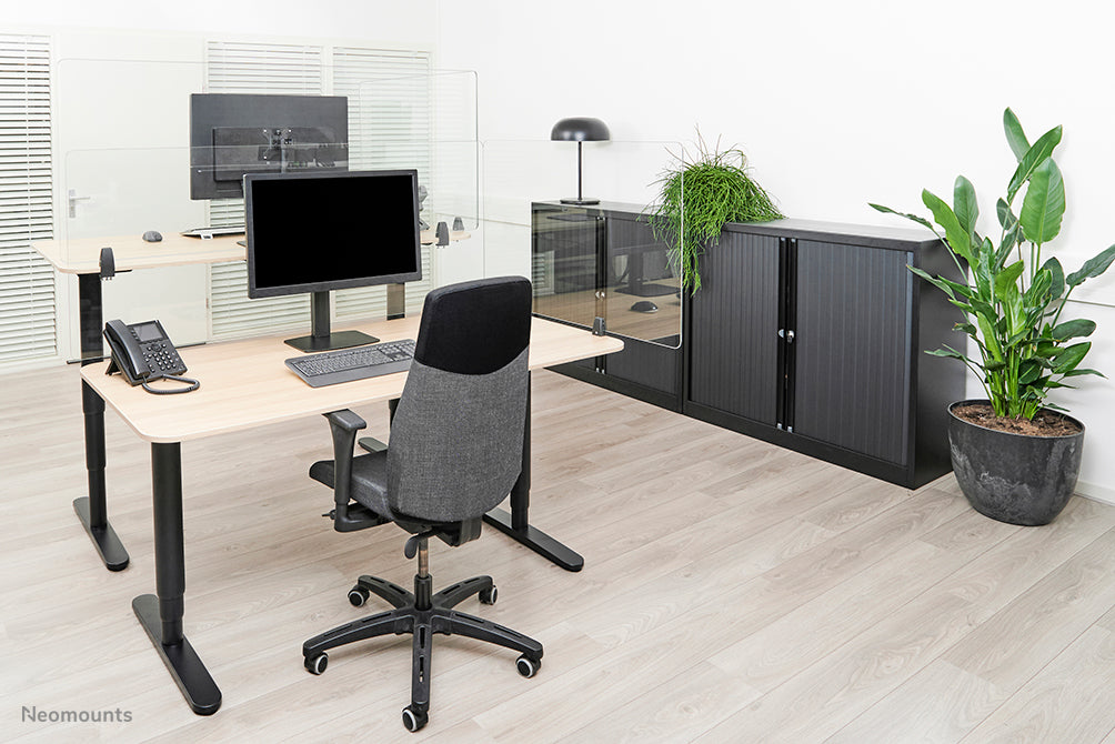Neomounts NS-GLSPROTECT140 is een duurzaam glazen scherm van 138 cm dat afstandsbescherming biedt op de werkvloer - Gehard, transparant glas, 100% recyclebaar