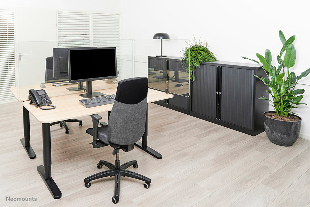 Neomounts NS-GLSPROTECT140 is een duurzaam glazen scherm van 138 cm dat afstandsbescherming biedt op de werkvloer - Gehard, transparant glas, 100% recyclebaar