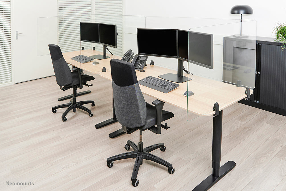 Neomounts NS-GLSPROTECT120 is een duurzaam glazen scherm van 120 cm dat afstandsbescherming biedt op de werkvloer - Gehard, transparant glas, 100% recyclebaar