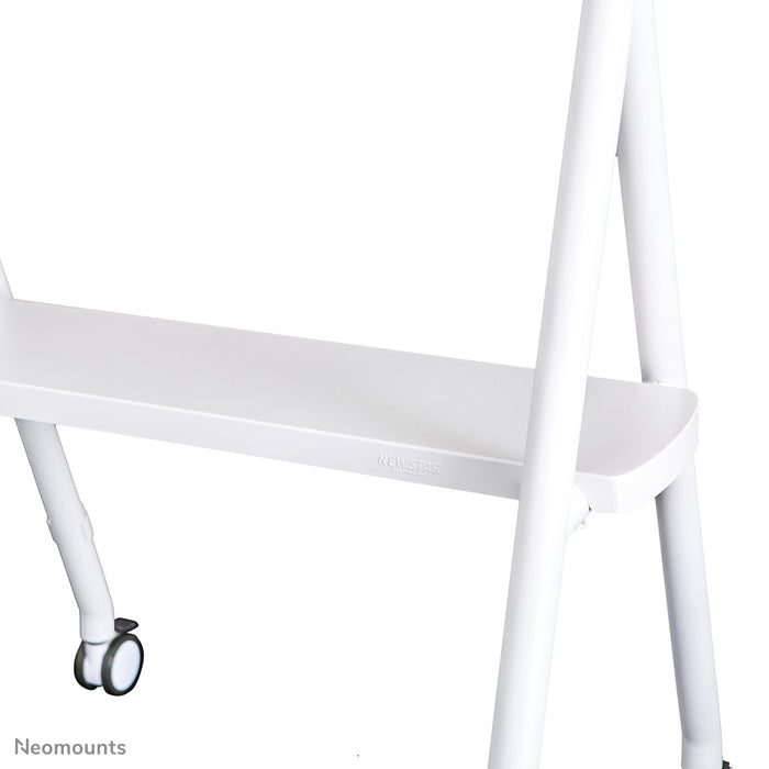 Neomounts NS-M1500 wit is een verrijdbaar meubel voor flat screens t/m 65 inch (165 cm). Incl. laptop plateau - Wit