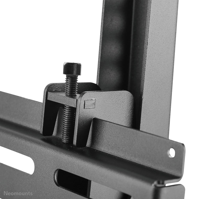 Neomounts NS-WMB300P zwart is een menu board wandsteun voor de verticale montage van schermen tot 52 inch (132 cm).