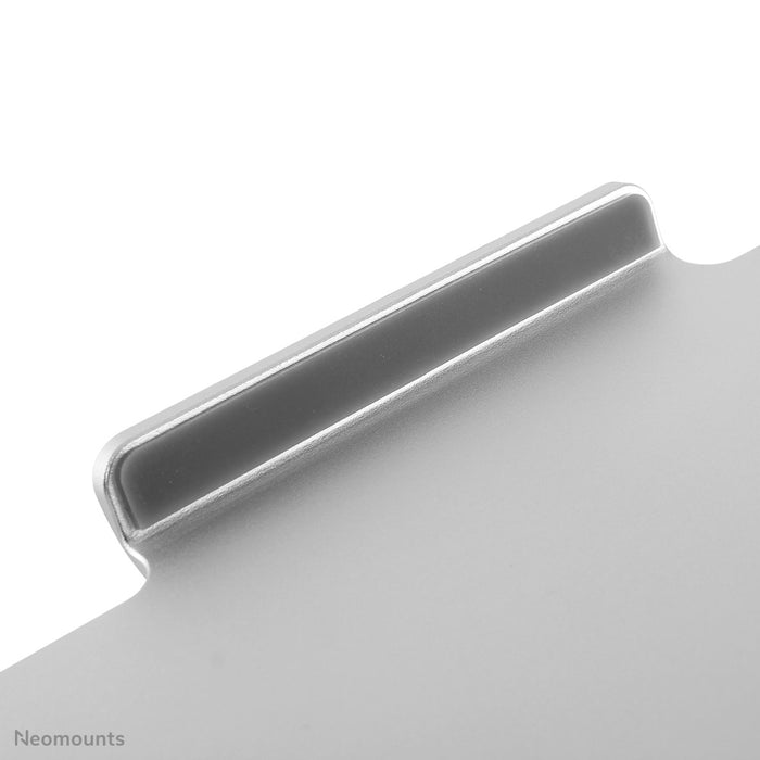 Neomounts NSLS050 is een 360 graden draaibare bureaustandaard voor een notebook.